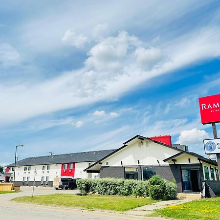 Ramada By Wyndham Dawson Creek Hotel Exterior foto