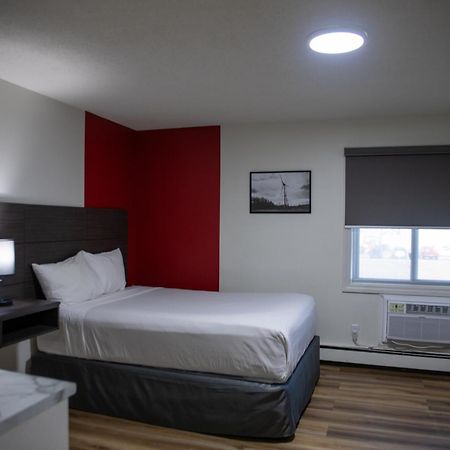 Ramada By Wyndham Dawson Creek Hotel Exterior foto