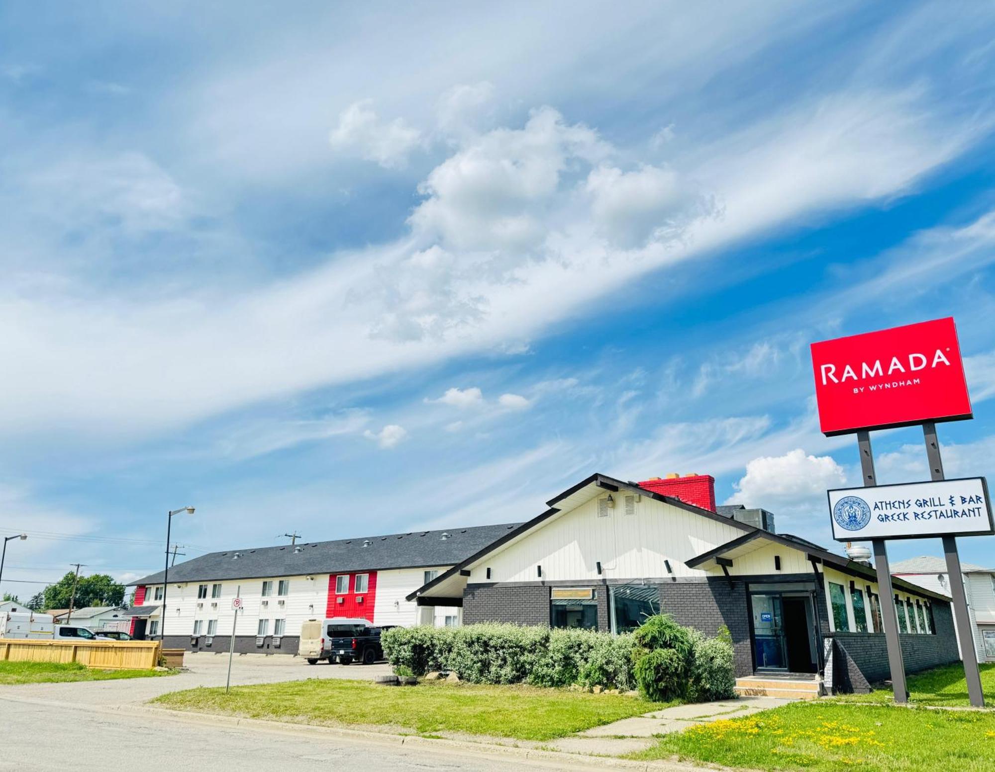 Ramada By Wyndham Dawson Creek Hotel Exterior foto