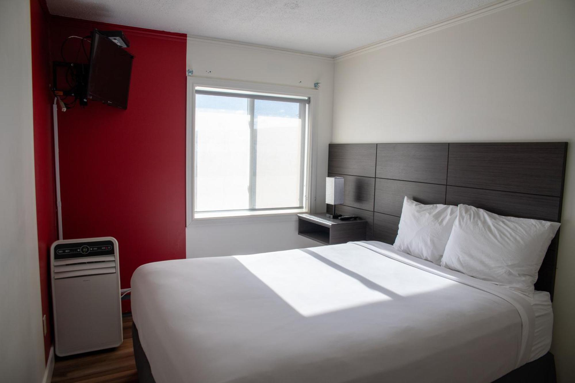 Ramada By Wyndham Dawson Creek Hotel Exterior foto