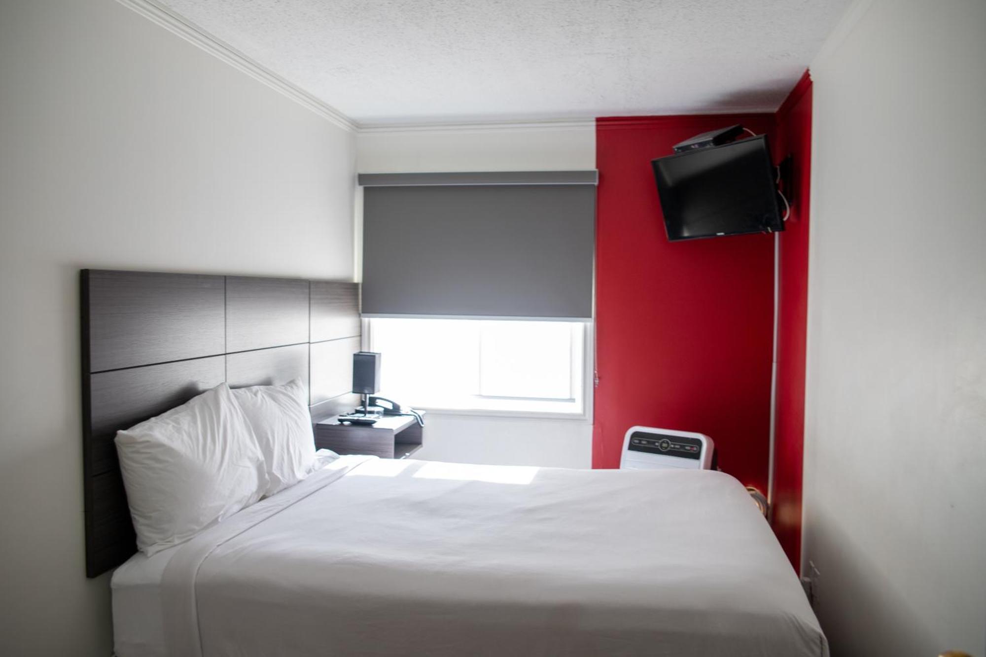 Ramada By Wyndham Dawson Creek Hotel Exterior foto