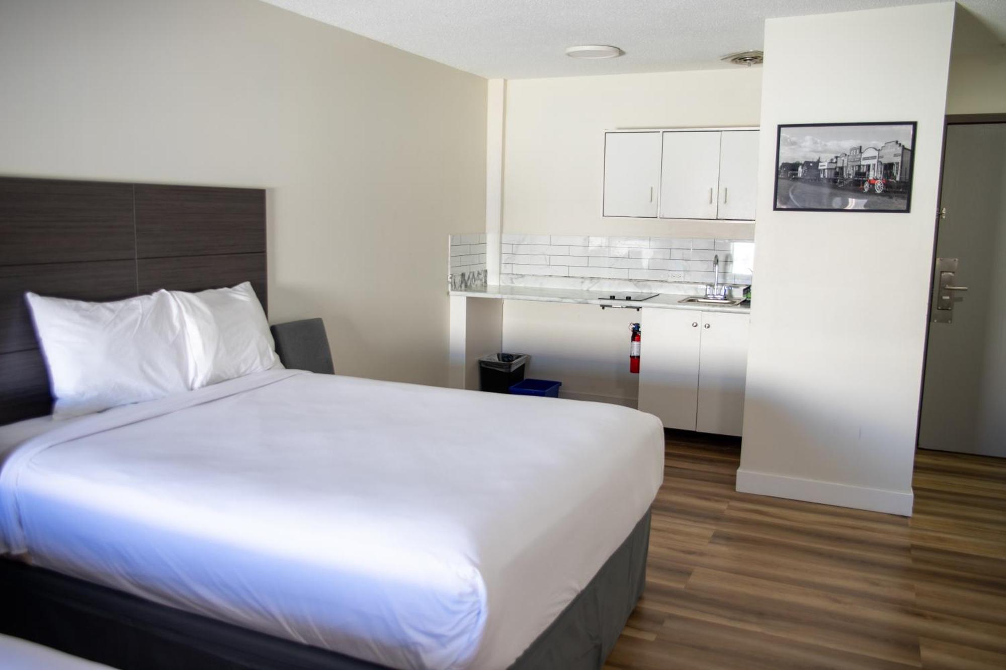 Ramada By Wyndham Dawson Creek Hotel Exterior foto