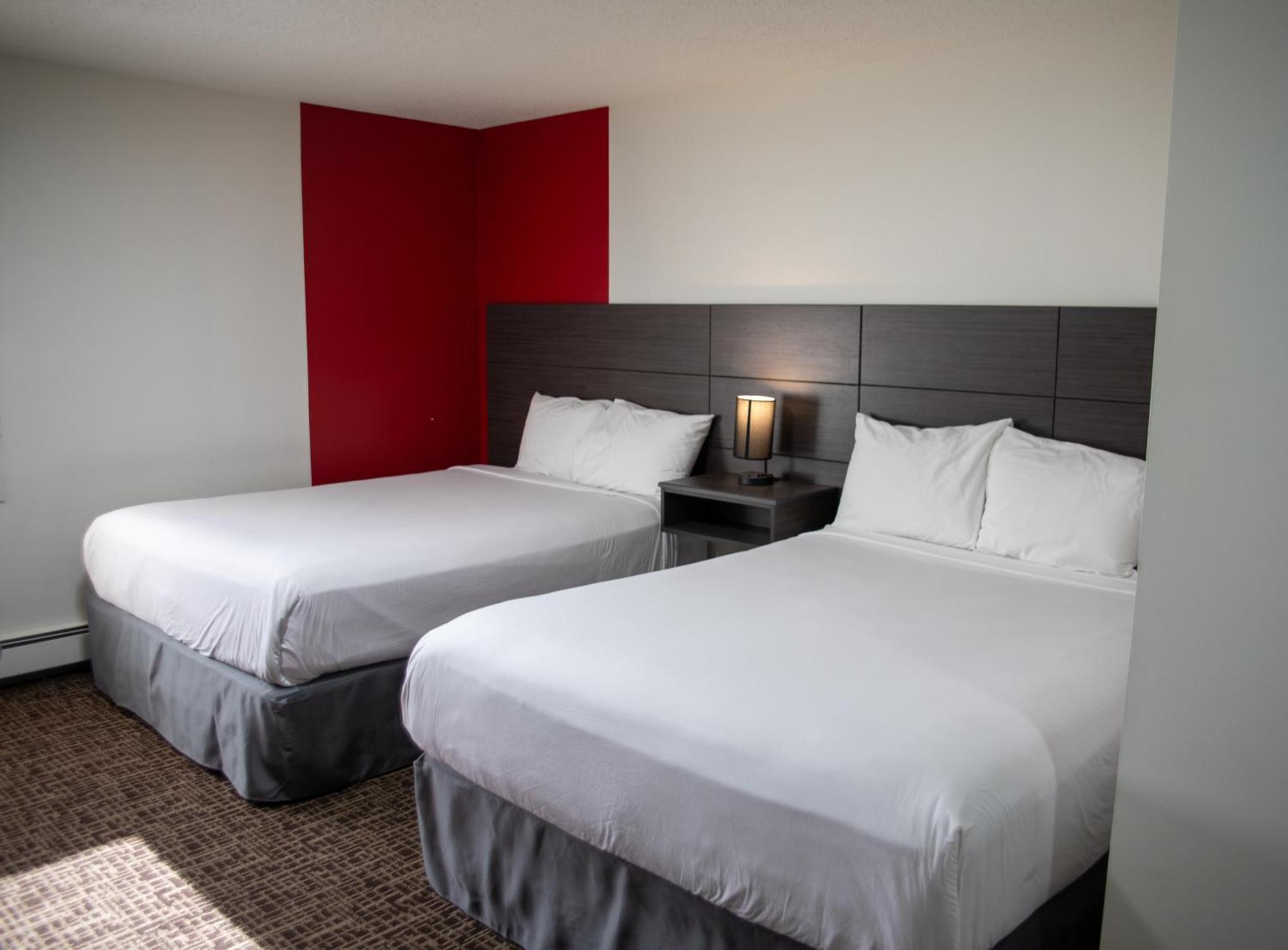 Ramada By Wyndham Dawson Creek Hotel Exterior foto