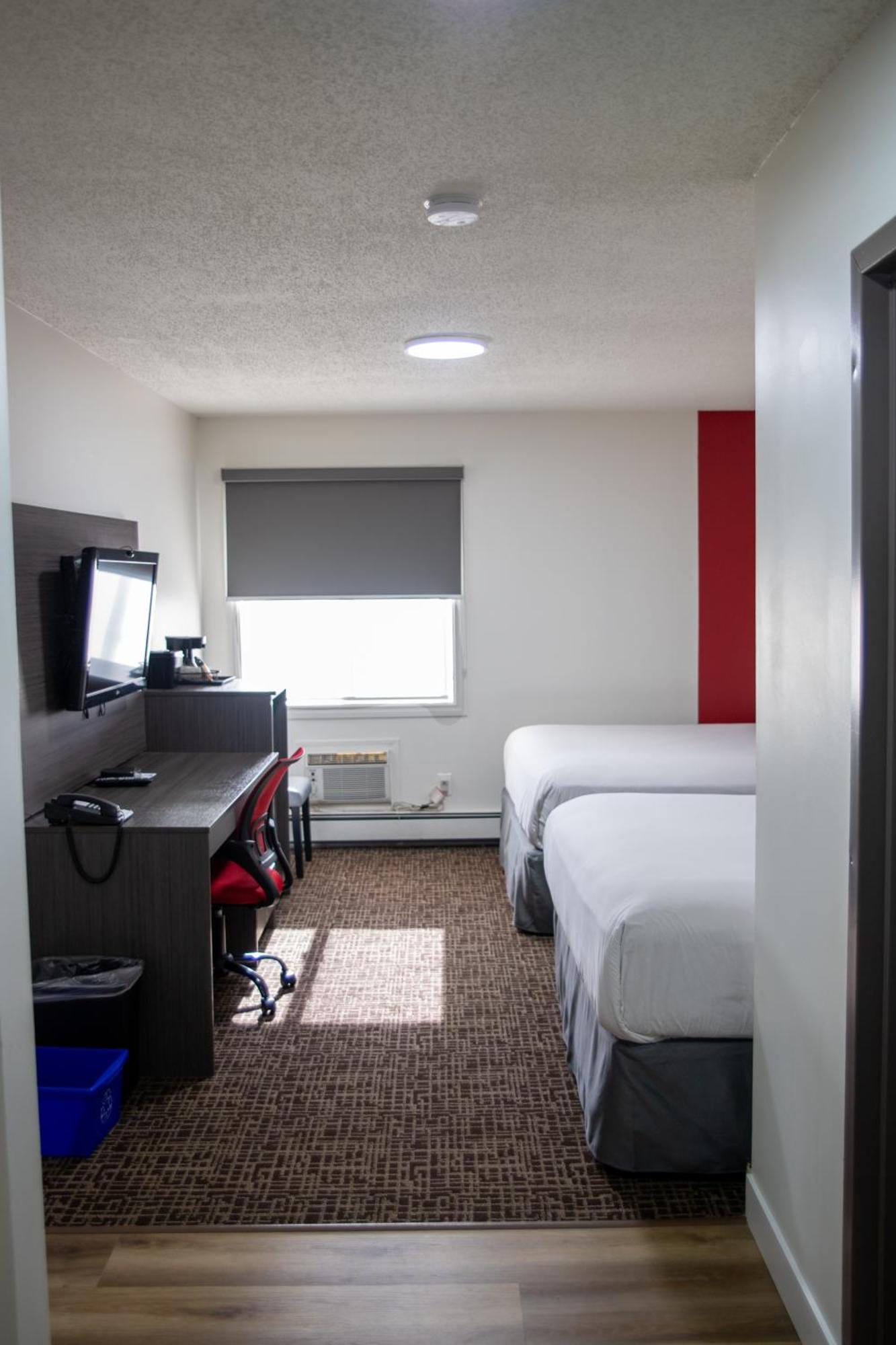 Ramada By Wyndham Dawson Creek Hotel Exterior foto