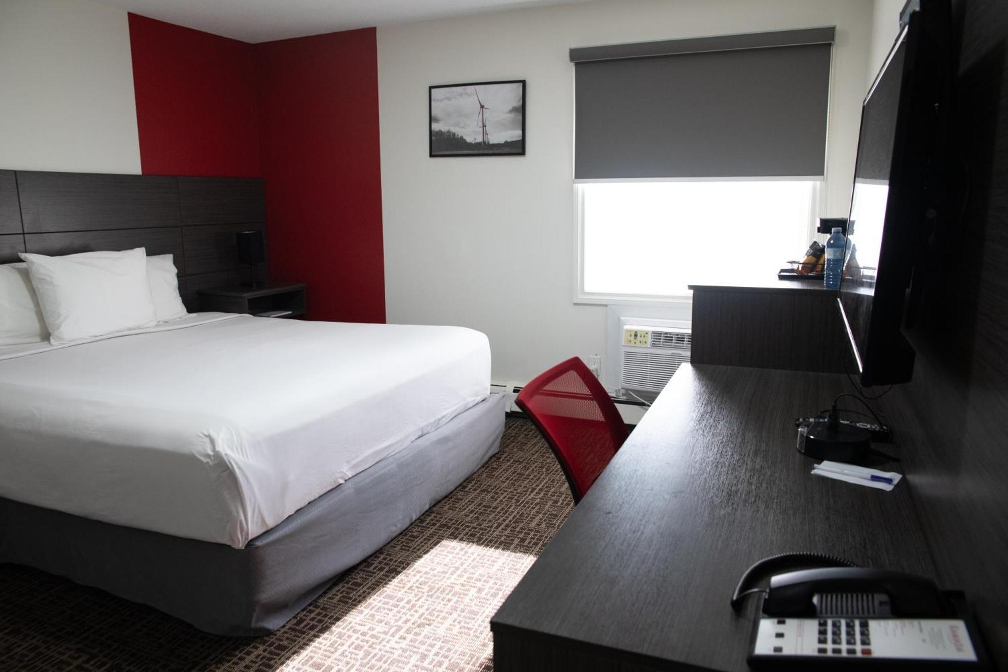 Ramada By Wyndham Dawson Creek Hotel Exterior foto