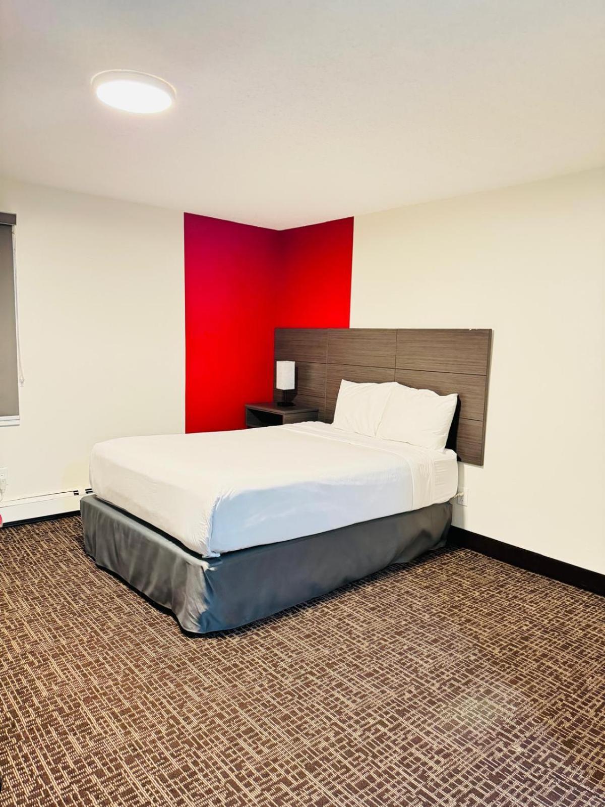 Ramada By Wyndham Dawson Creek Hotel Exterior foto