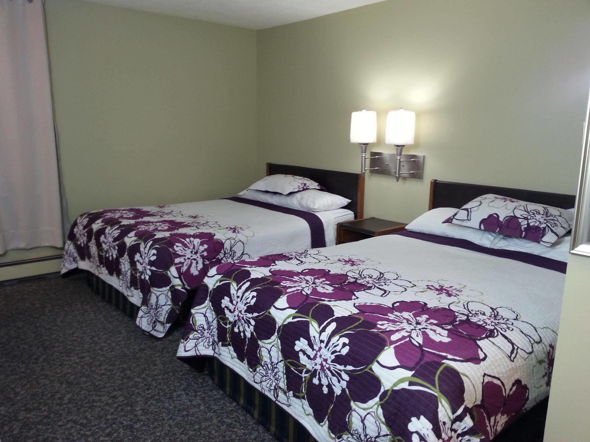 Ramada By Wyndham Dawson Creek Hotel Exterior foto