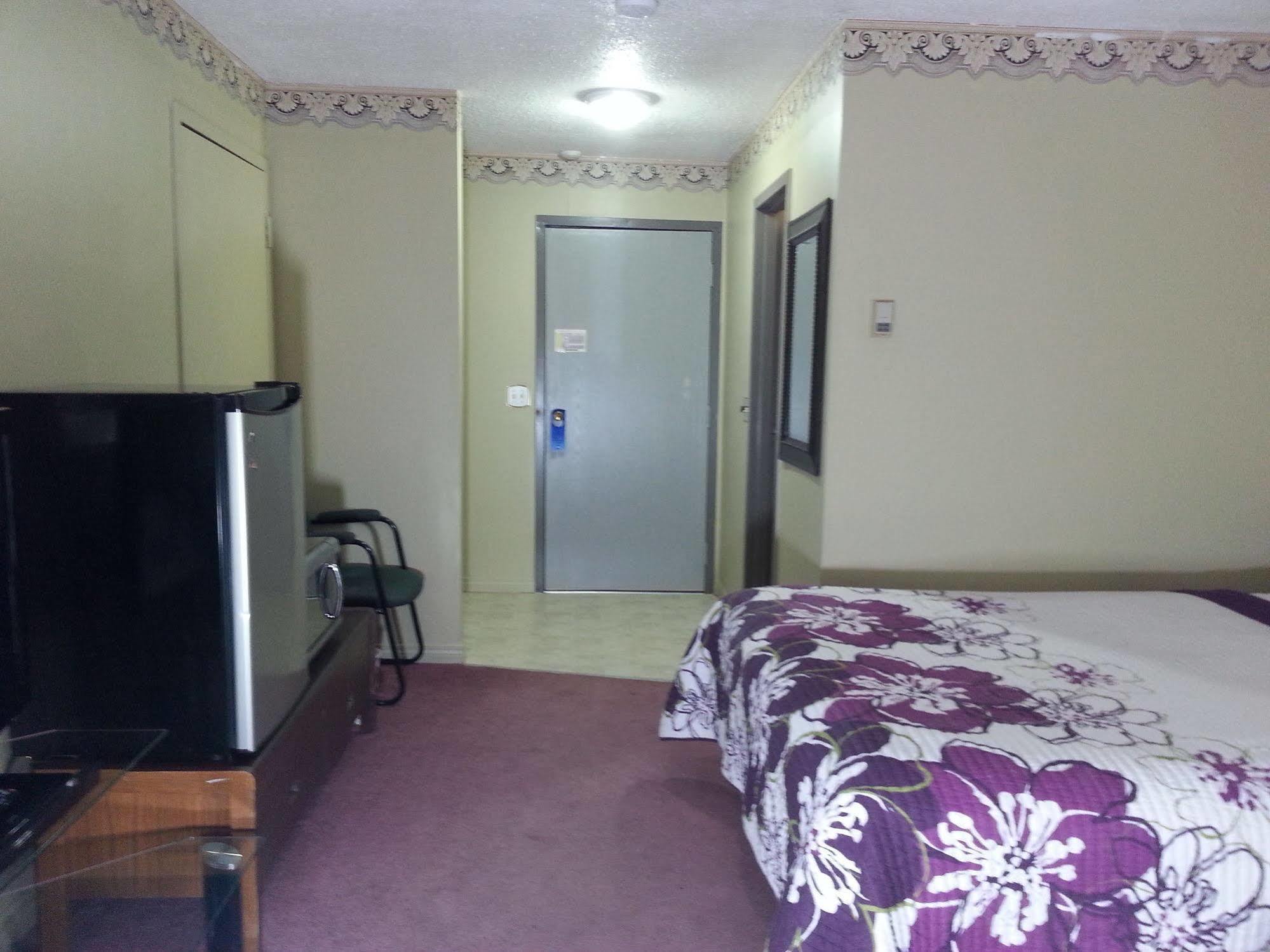 Ramada By Wyndham Dawson Creek Hotel Exterior foto