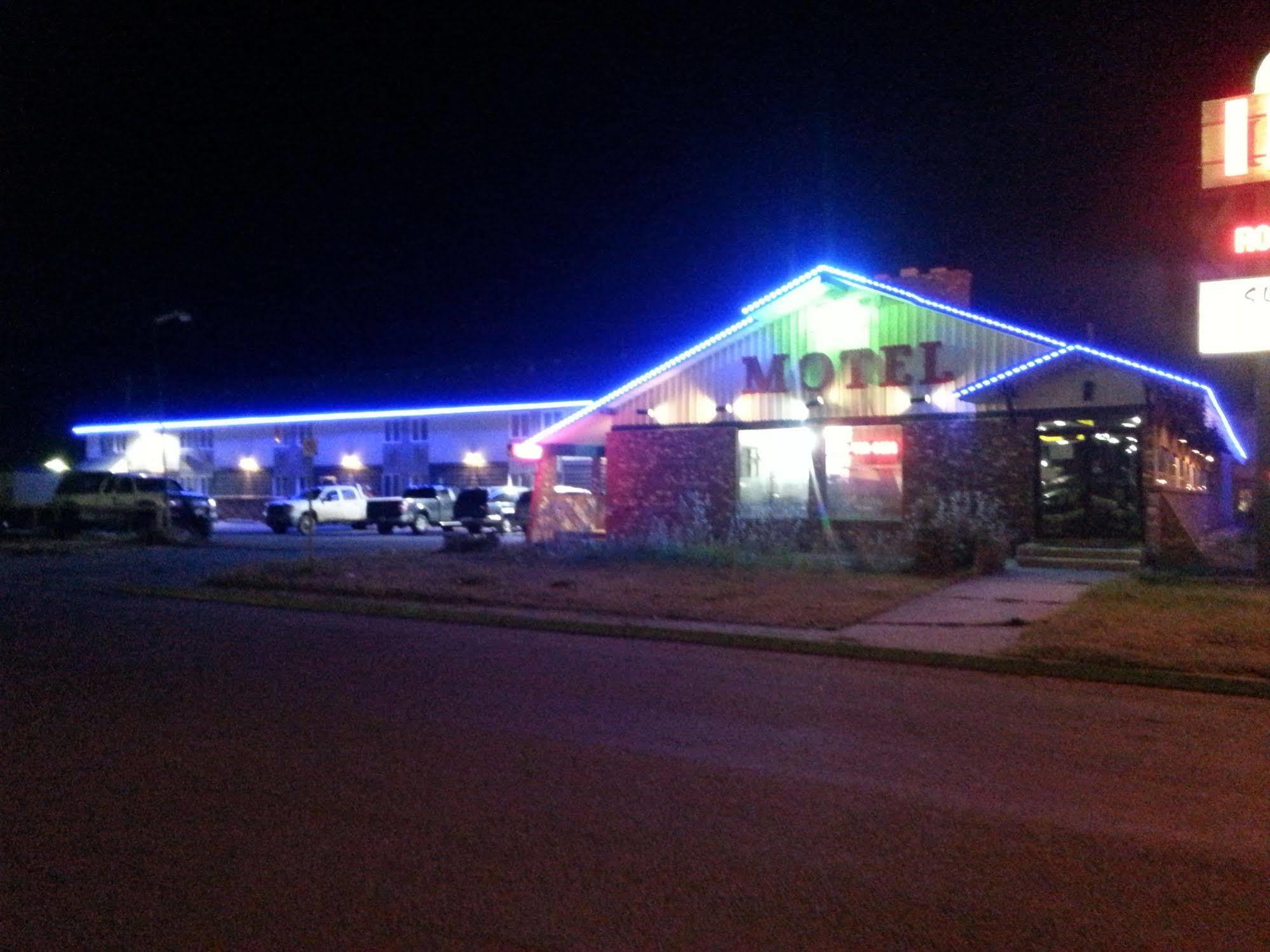 Ramada By Wyndham Dawson Creek Hotel Exterior foto